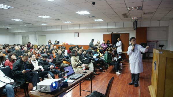 眼科中心專家為干眼俱樂部患者做免費講座