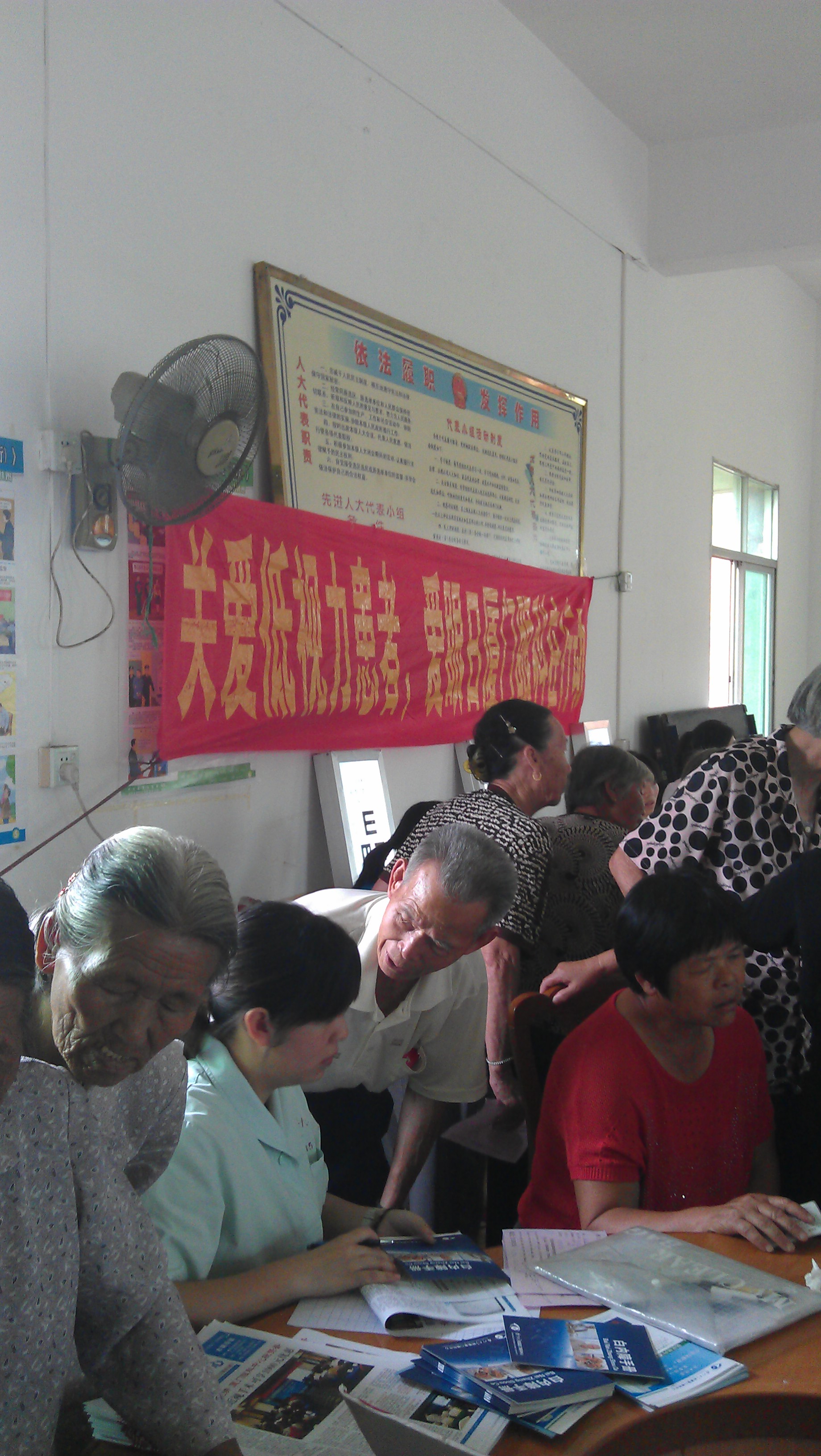 廈門(mén)眼科中心防盲辦護(hù)士正在為村民解釋白內(nèi)障致盲原因及治療方案