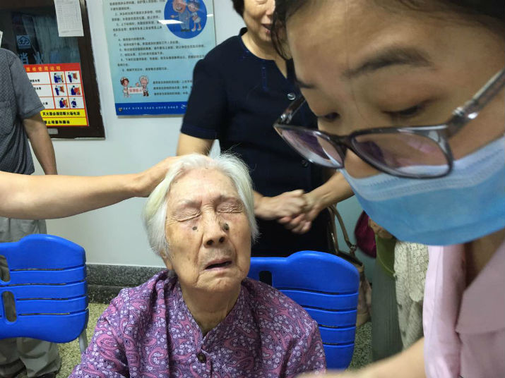 廈門百歲老人做白內障手術