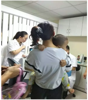 ２歲男童白內障